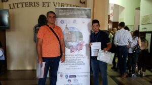 Elevi ai liceului la o festivitate de premiere