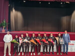 Echipa de fotbal fete a liceului, premiată pe scenă