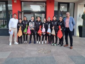 Echipa de fotbal fete a liceului după festivitatea de premiere