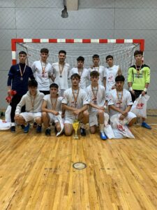 Echipa de fotbal băieți a liceului, cu medalii, în sala de sport