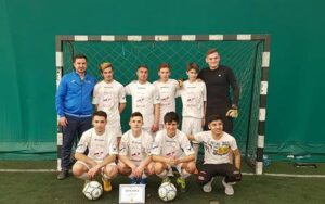 Echipa de fotbal băieți a liceului pe terenul de joc
