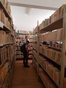 Biblioteca liceului, cu rafturi de carte