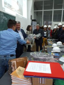 Predarea de materiale didactice către liceu